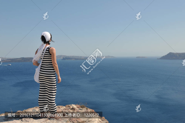 在伊亞街頭的希臘女人；圣托里尼；希臘