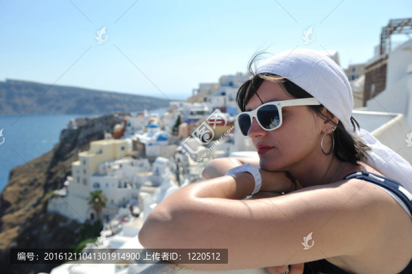 在伊亞街頭的希臘女人；圣托里尼；希臘