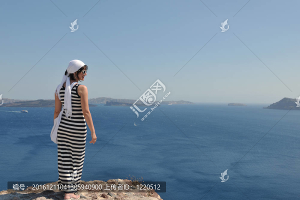 在伊亞街頭的希臘女人；圣托里尼；希臘