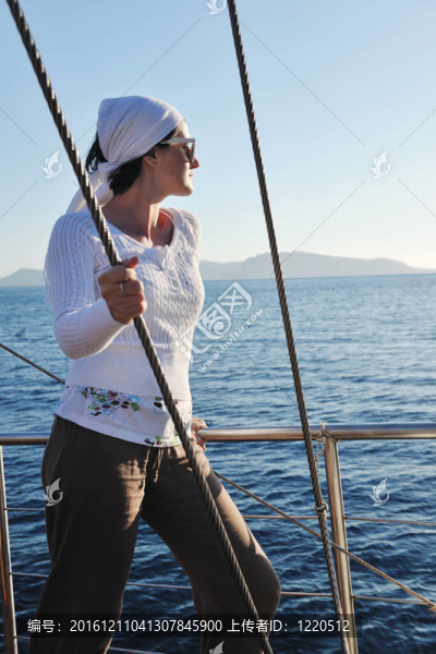 在伊亞街頭的希臘女人；圣托里尼；希臘