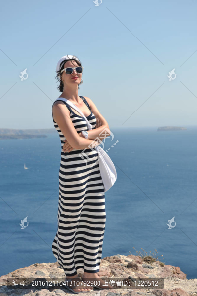 在伊亞街頭的希臘女人；圣托里尼；希臘
