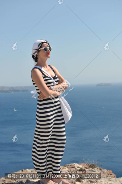 在伊亞街頭的希臘女人；圣托里尼；希臘