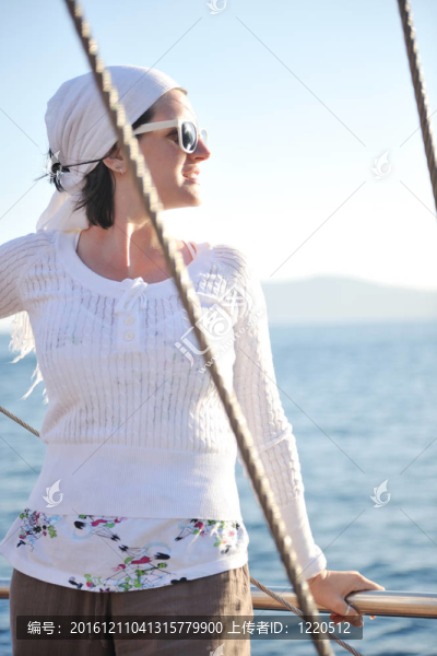 在伊亞街頭的希臘女人；圣托里尼；希臘