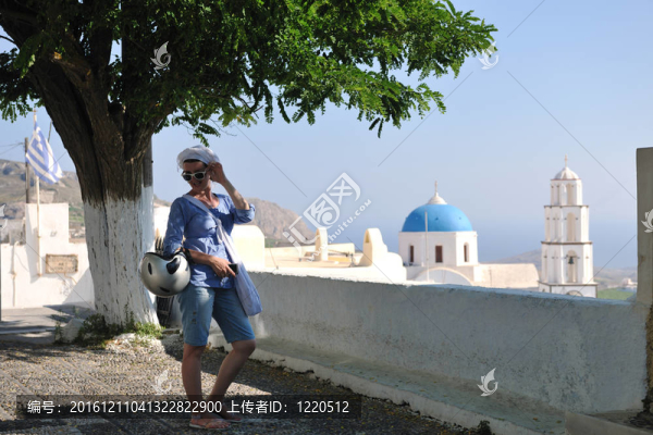 在伊亞街頭的希臘女人；圣托里尼；希臘