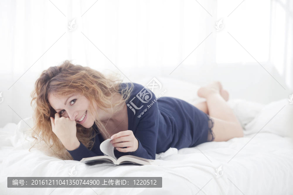 女人在床上微笑