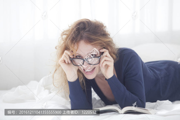 戴眼鏡的女人