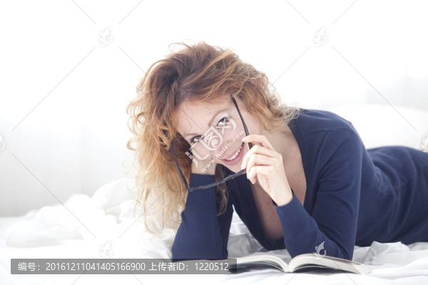 女人在床上調(diào)情
