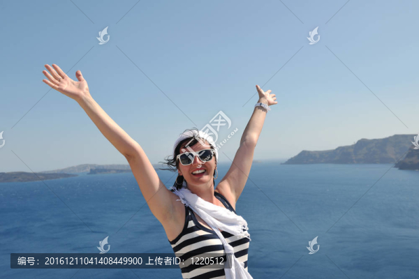 在伊亞街頭的希臘女人；圣托里尼；希臘