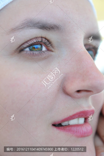 在伊亞街頭的希臘女人；圣托里尼；希臘