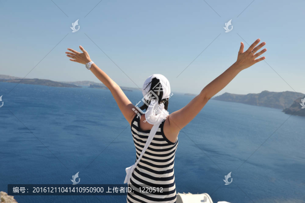 在伊亞街頭的希臘女人；圣托里尼；希臘