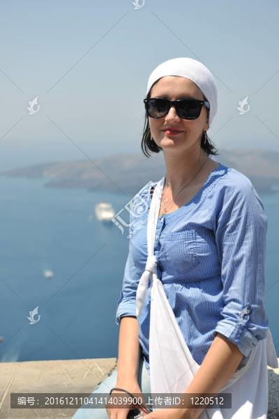 在伊亞街頭的希臘女人；圣托里尼；希臘