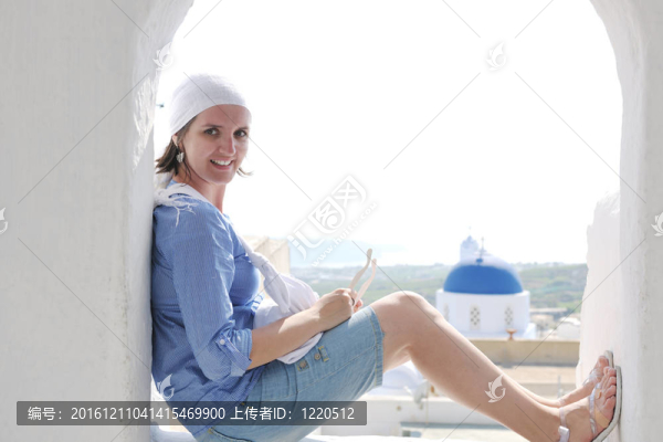 在伊亞街頭的希臘女人；圣托里尼；希臘