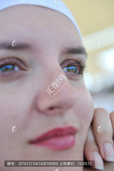 在伊亞街頭的希臘女人；圣托里尼；希臘