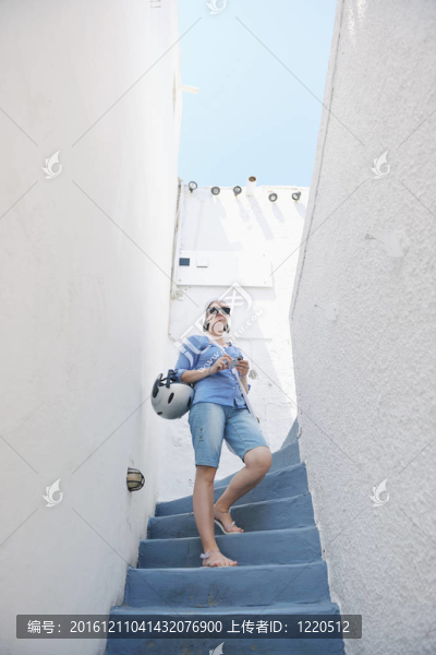 在伊亞街頭的希臘女人；圣托里尼；希臘