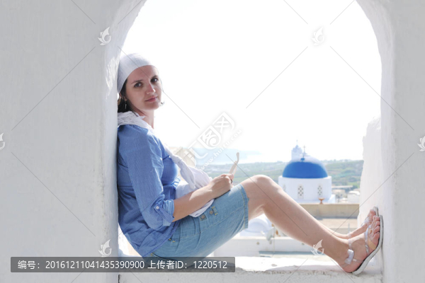 在伊亞街頭的希臘女人；圣托里尼；希臘
