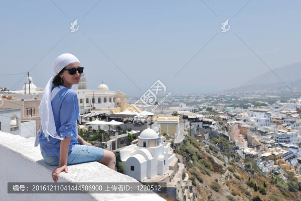 在伊亞街頭的希臘女人；圣托里尼；希臘
