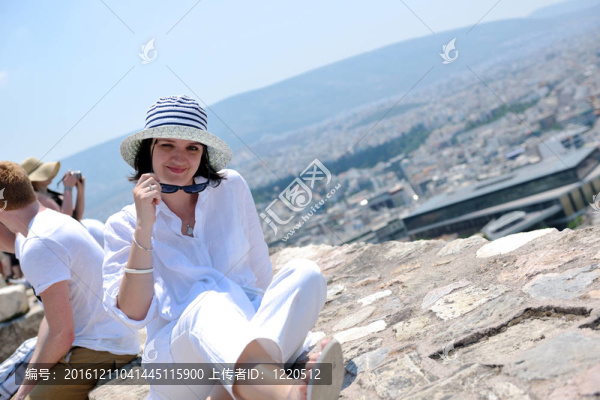 在伊亞街頭的希臘女人；圣托里尼；希臘