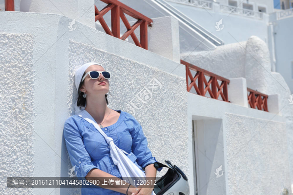 在伊亞街頭的希臘女人；圣托里尼；希臘