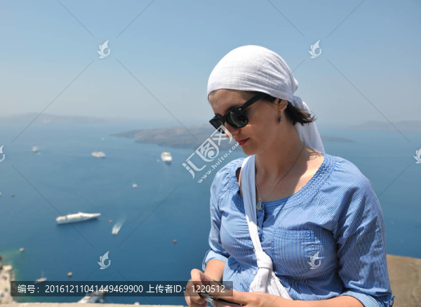 在伊亞街頭的希臘女人；圣托里尼；希臘