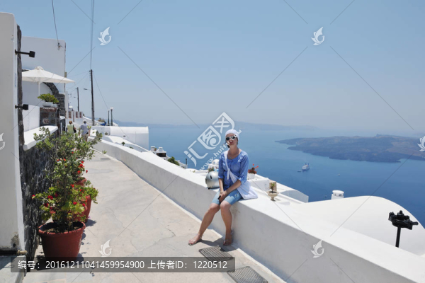在伊亞街頭的希臘女人；圣托里尼；希臘