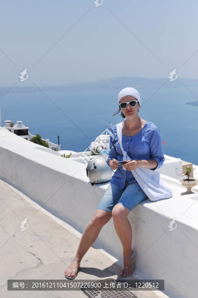 在伊亞街頭的希臘女人；圣托里尼；希臘