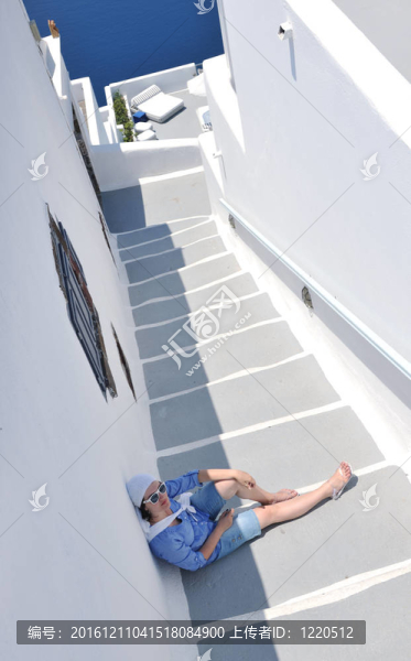 在伊亞街頭的希臘女人；圣托里尼；希臘