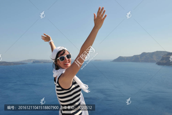 在伊亞街頭的希臘女人；圣托里尼；希臘
