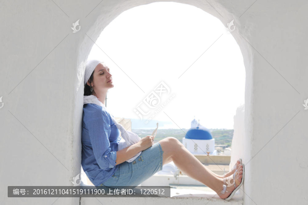 在伊亞街頭的希臘女人；圣托里尼；希臘