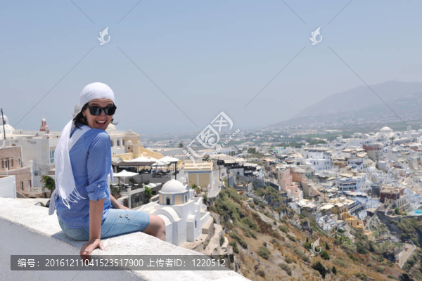 在伊亞街頭的希臘女人；圣托里尼；希臘