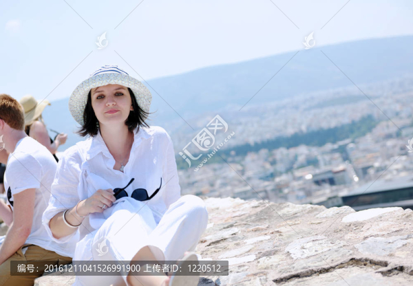 在伊亞街頭的希臘女人；圣托里尼；希臘