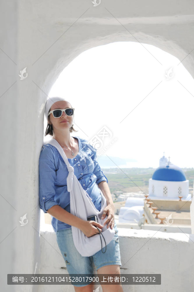 在伊亞街頭的希臘女人；圣托里尼；希臘