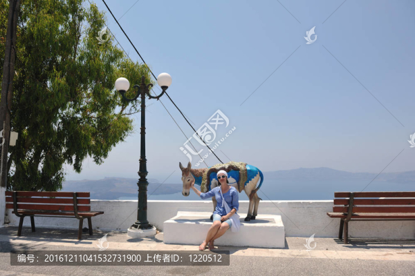 在伊亞街頭的希臘女人；圣托里尼；希臘