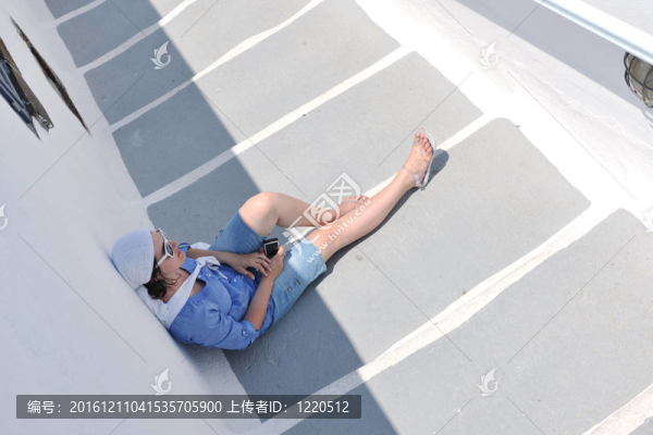 在伊亞街頭的希臘女人；圣托里尼；希臘
