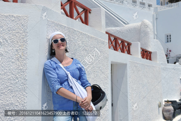 在伊亞街頭的希臘女人；圣托里尼；希臘