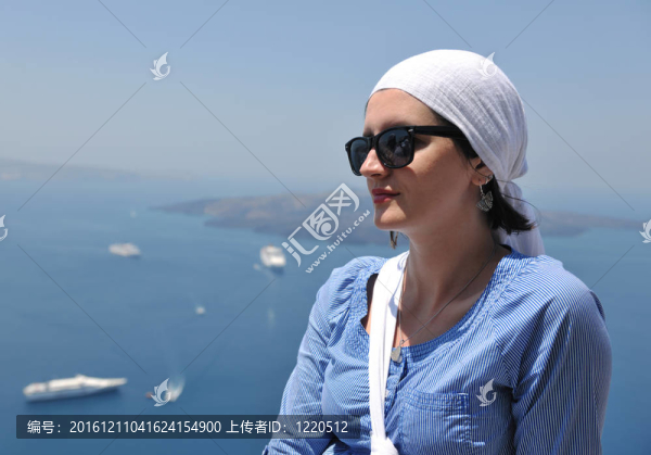 在伊亞街頭的希臘女人；圣托里尼；希臘