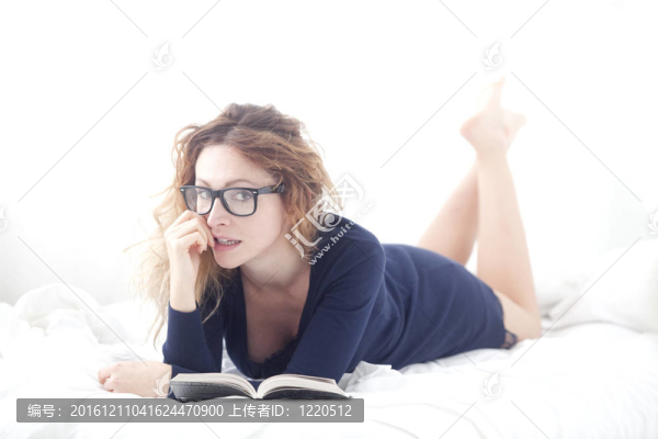 女人在床上調(diào)情