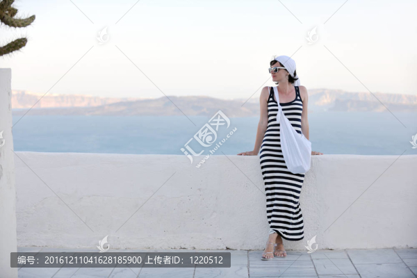 在伊亞街頭的希臘女人；圣托里尼；希臘