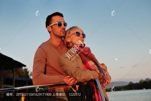 情侶在船上浪漫的時(shí)間