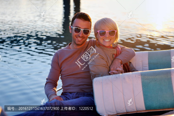 情侶在船上浪漫的時間
