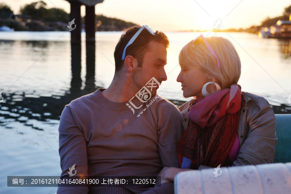 情侶在船上浪漫的時間