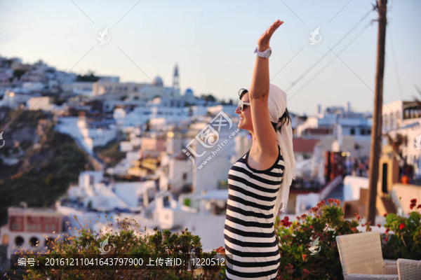 在伊亞街頭的希臘女人；圣托里尼；希臘