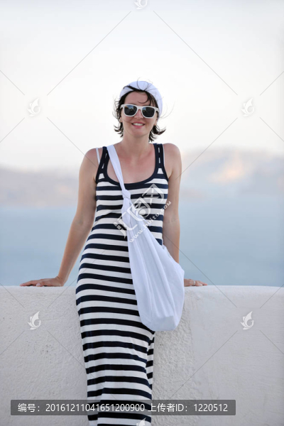 在伊亞街頭的希臘女人；圣托里尼；希臘