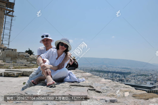 快樂的年輕夫婦在希臘旅游