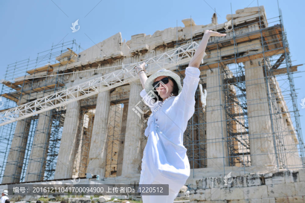 在伊亞街頭的希臘女人；圣托里尼；希臘