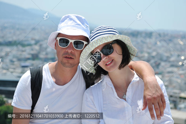 快樂(lè)的年輕夫婦在希臘旅游