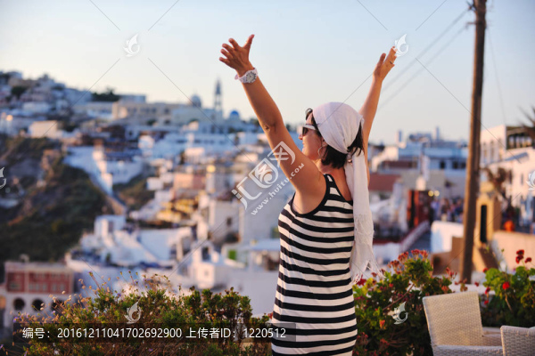 在伊亞街頭的希臘女人；圣托里尼；希臘