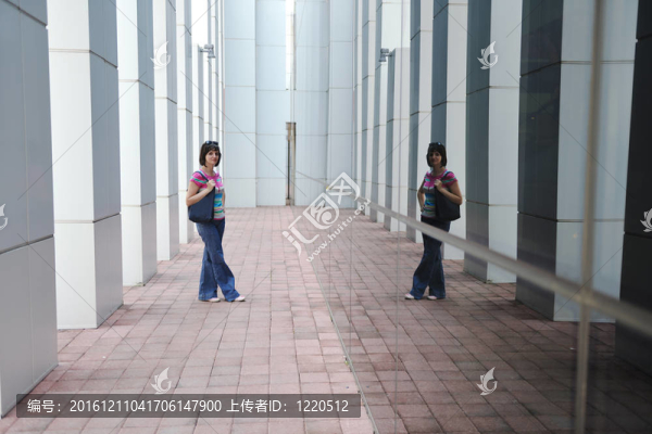 美麗的年輕女子在城市