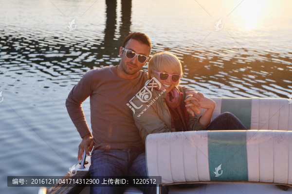 情侶在船上浪漫的時間