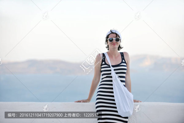 在伊亞街頭的希臘女人；圣托里尼；希臘