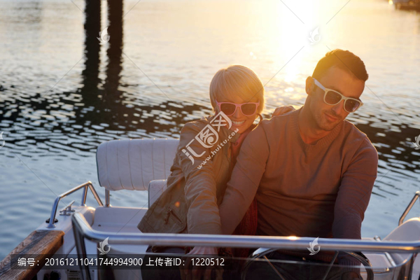 情侶在船上浪漫的時(shí)間